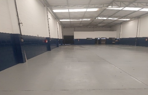 Piso industrial protegido em área de alto tráfego