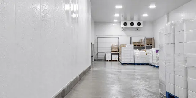 Interior de câmara fria branca com caixas armazenadas