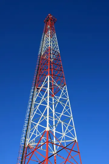 Detalhe de torre metálica pintada em vermelho e branco