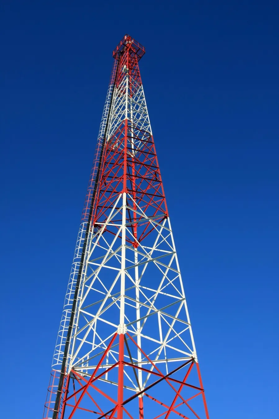 Torre de telecomunicações pintada em vermelho e branco