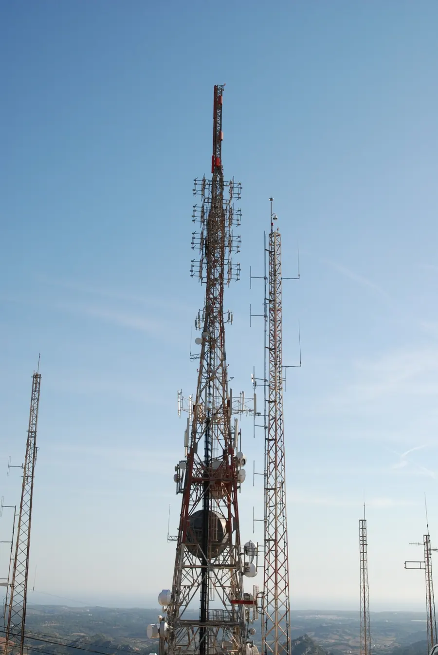 Conjunto de torres metálicas de telecomunicações